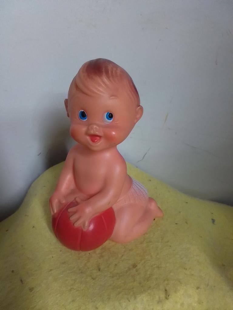 9459) spekend kind met bal hoog  18cm M.DER, Antiek en Kunst, Antiek | Speelgoed, Ophalen of Verzenden