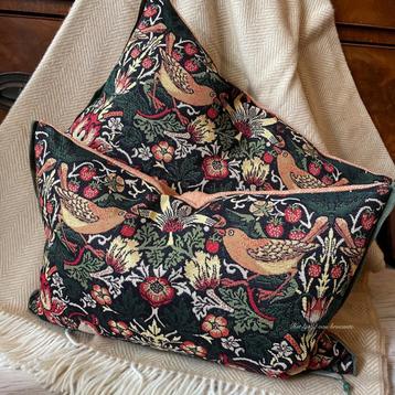 Engelse SET kussens William Morris Strawberry Thief beschikbaar voor biedingen