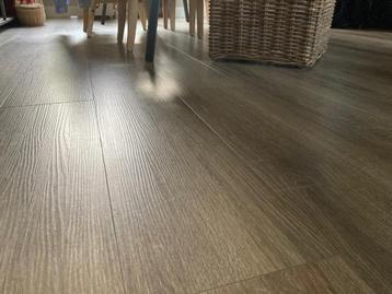 Mooie houtlook vloer  beschikbaar voor biedingen
