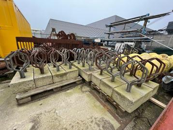 Fietsbeugel met betonblok met dubbel standaard diagonaal