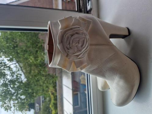 chie mihara creme laarsjes maat 41, Kleding | Dames, Schoenen, Gedragen, Beige, Ophalen of Verzenden