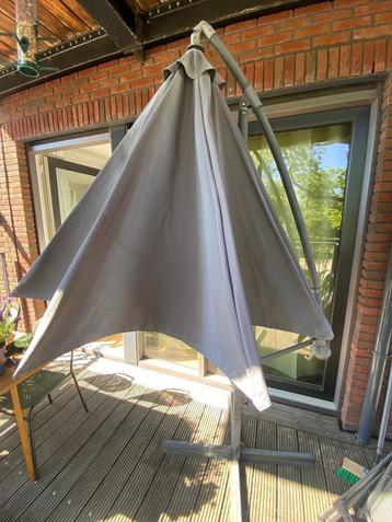 Grijze parasol met voet beschikbaar voor biedingen
