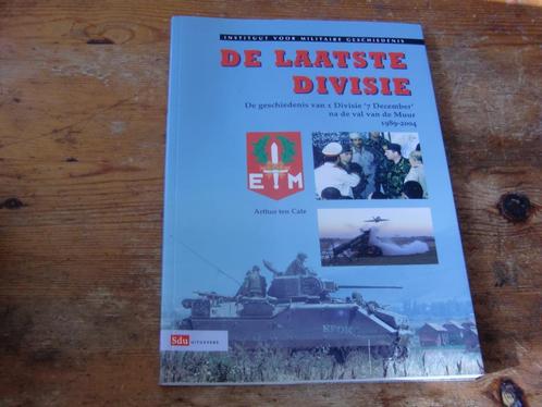 De laatste divisie : 1 Divisie 7 December 1989-2004, Verzamelen, Militaria | Algemeen, Landmacht, Boek of Tijdschrift, Nederland