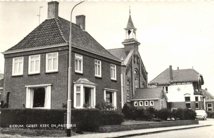 Bierum, Geref. Kerk en Pastorie - auto - 1970 gelopen, Verzamelen, Ansichtkaarten | Nederland, Gelopen, Noord-Brabant, Voor 1920