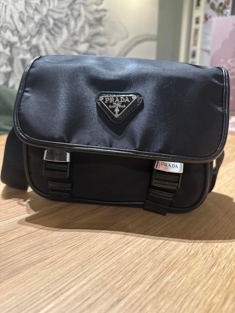 Stijlvolle zwarte prada schoudertas, Sieraden, Tassen en Uiterlijk, Tassen | Schoudertassen, Ophalen of Verzenden, Zo goed als nieuw