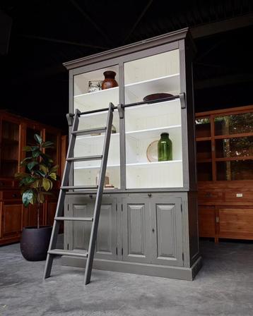 Hoge grijze boekenkast | Bibliotheekkast | Ladder #2020 beschikbaar voor biedingen