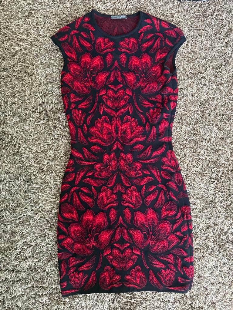 Alexander Mcqueen nette rode/zwarte jurk - Maat XS, Ophalen, Zo goed als nieuw, Maat 34 (XS) of kleiner, Boven de knie