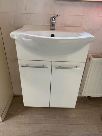 Witte badkamermeubel beschikbaar voor biedingen