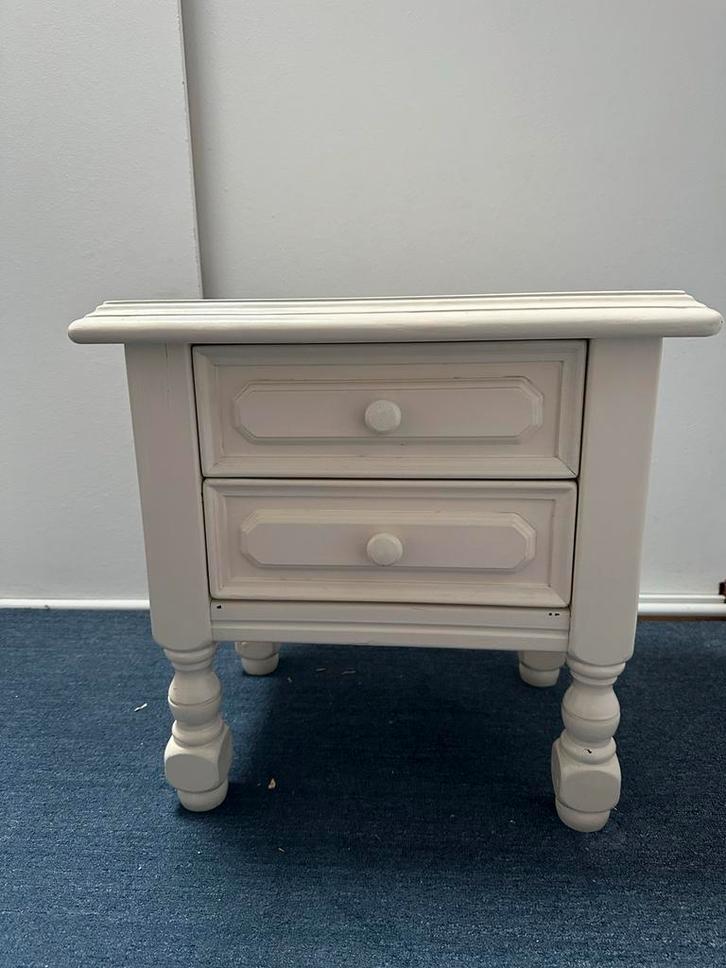Leuk wit nachtkastje / bijzettafeltje, Huis en Inrichting, Slaapkamer | Nachtkastjes, Gebruikt, Minder dan 55 cm, Minder dan 45 cm