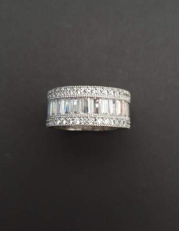 Mooie zilverkleurige ring met wit kristal mt 18,5 beschikbaar voor biedingen
