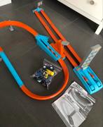 Hot Wheels speelset met twee racebanen en 12 auto’s, Racebaan, Zelf te bouwen, Ophalen of Verzenden, Zo goed als nieuw