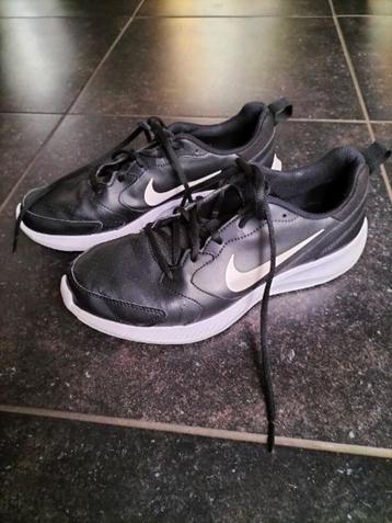 nike todos maat 41 maar valt als een 40 nog in prima staat beschikbaar voor biedingen