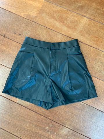 Zwarte korte lederlook broek van Zara, maat S beschikbaar voor biedingen