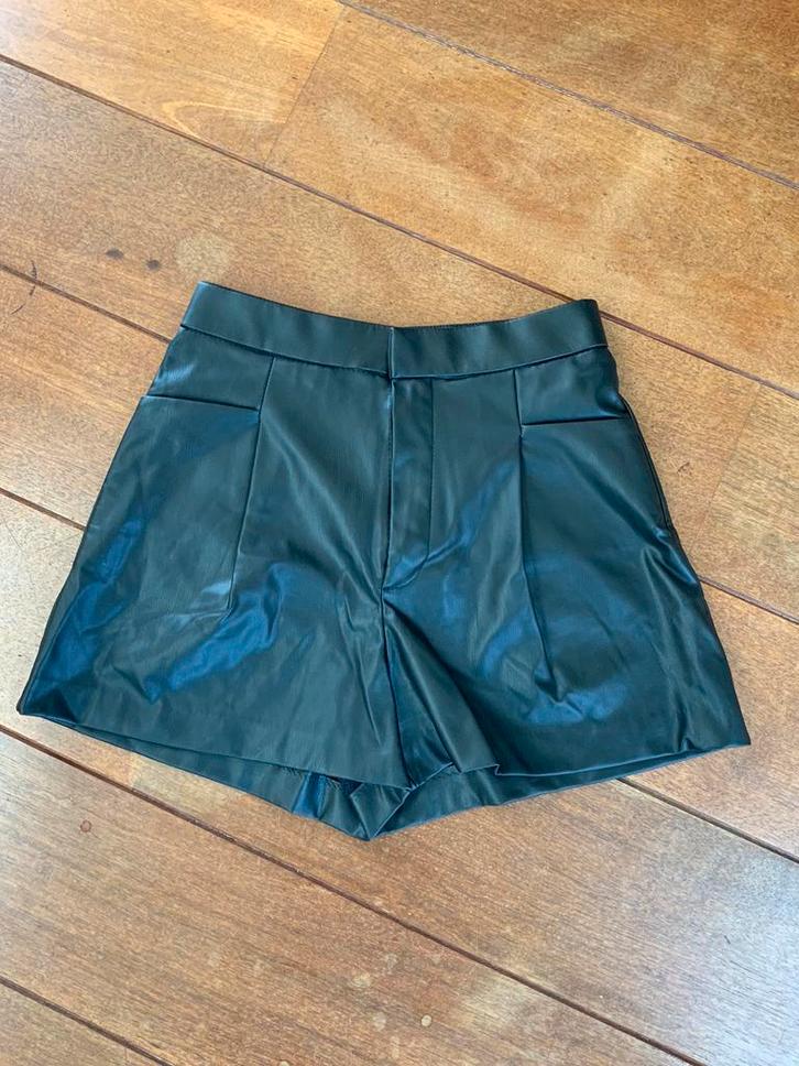 Zwarte korte lederlook broek van Zara, maat S, Kleding | Dames, Broeken en Pantalons, Zo goed als nieuw, Maat 36 (S), Zwart, Kort