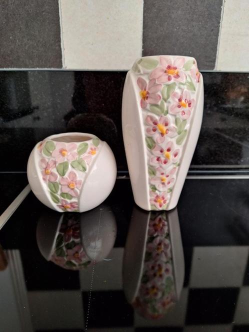 Twee vazen met bloemetjes, Huis en Inrichting, Woonaccessoires | Vazen, Wit, Minder dan 50 cm, Aardewerk of Porselein, Ophalen of Verzenden