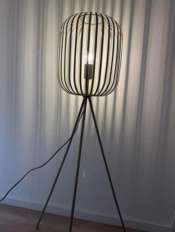 Vloerlamp beschikbaar voor biedingen