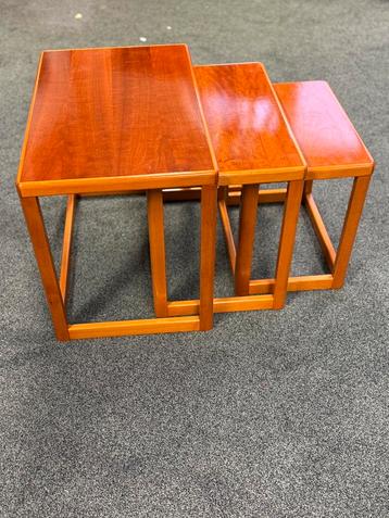 Vintage bijzet tafels beschikbaar voor biedingen