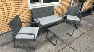 Loungeset met tafel en stoelen beschikbaar voor biedingen