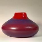 Vintage glazen bolvaas / vaas in rood en paars, Ophalen of Verzenden, Zo goed als nieuw, Glas, Minder dan 50 cm