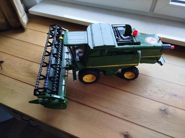 Bruder John Deere maaidorser + maaibord en transportwagen, Kinderen en Baby's, Speelgoed | Speelgoedvoertuigen, Zo goed als nieuw