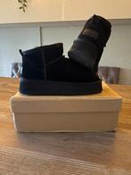 Nieuw met de doos zwarte Ugg mini plateau boots mt 39, UGG, Zwart, Lage of Enkellaarzen, Nieuw