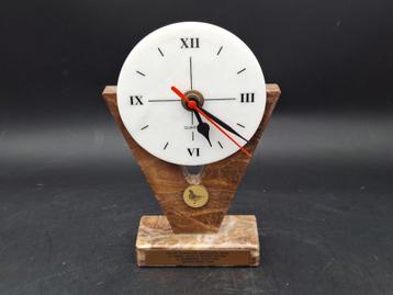 oude klok op marmeren voet, 2006 beschikbaar voor biedingen