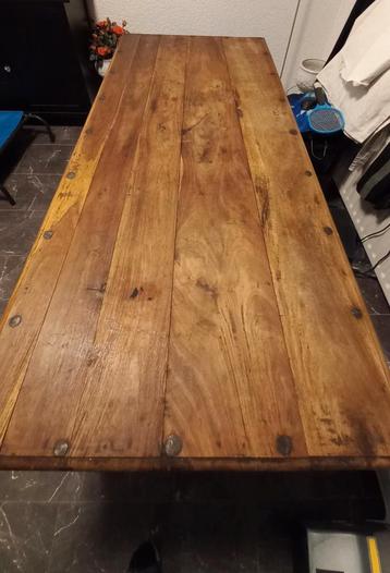 Mooie robuuste eettafel. beschikbaar voor biedingen