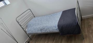 1 persoons bed, verstelbare bodem met matras en beddengoed beschikbaar voor biedingen