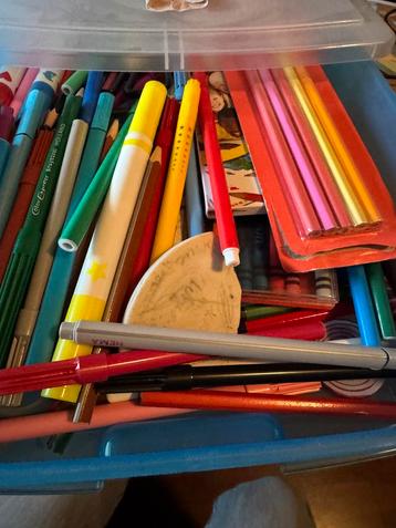 Knutselpakket: Potloden, Papier & Ladendoos beschikbaar voor biedingen
