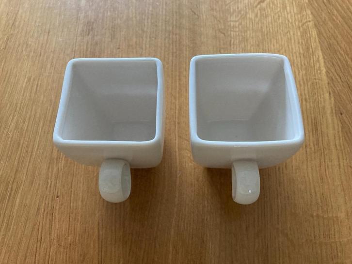 Twee vierkante kopjes in zeer goede staat, Huis en Inrichting, Overige Huis en Inrichting, Zo goed als nieuw, Ophalen of Verzenden