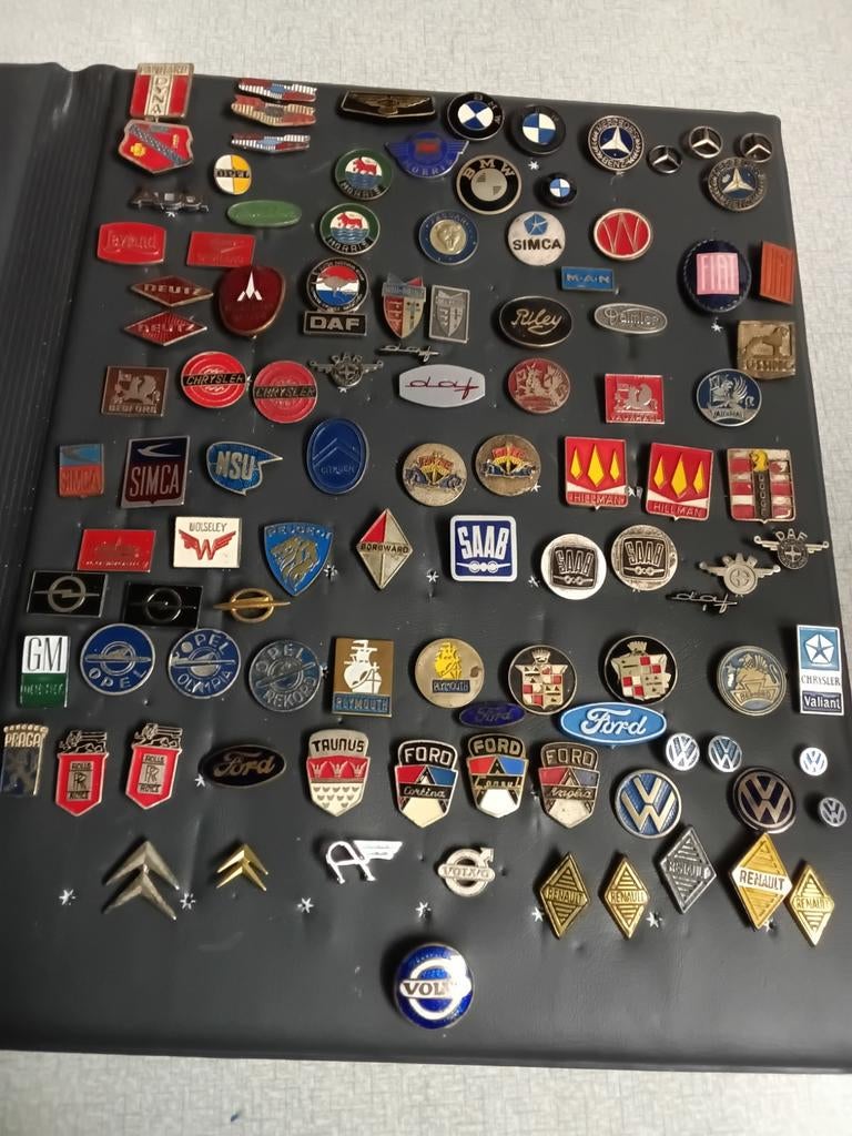 Meer dan 100 metalen autospeldjes,in een mooi boek., Ophalen of Verzenden, Sport