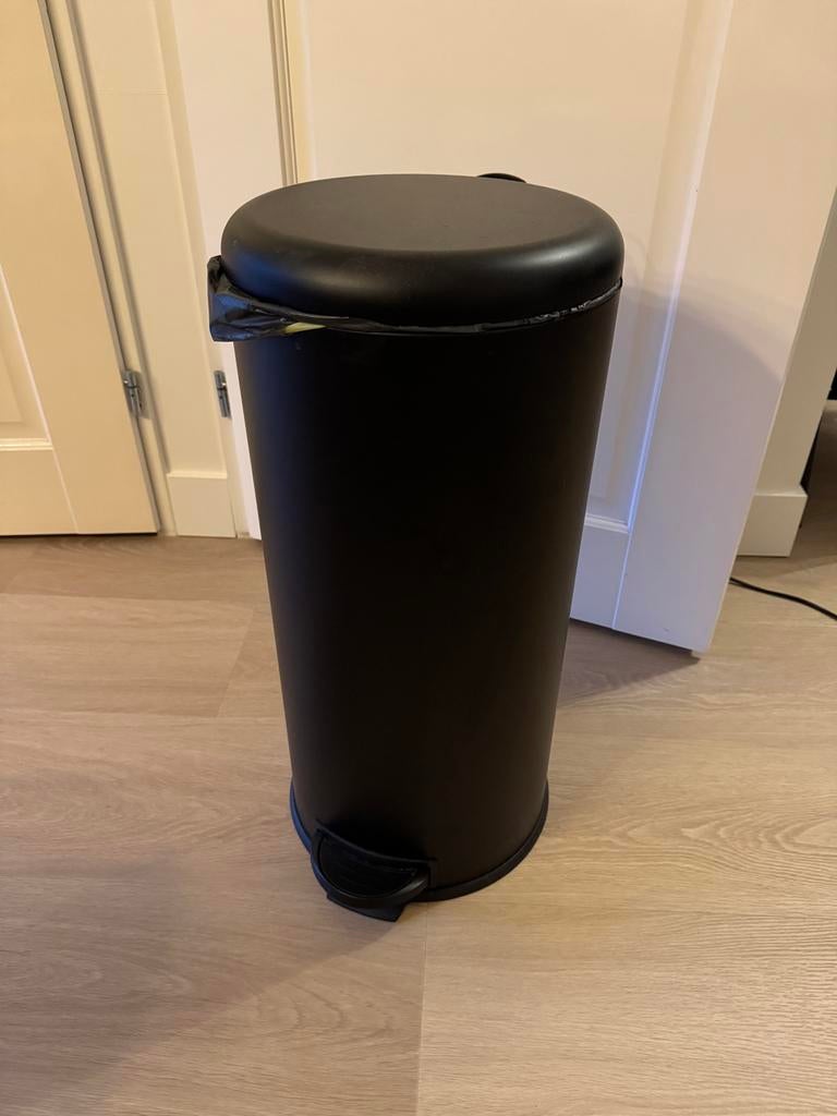 Vuilnisbak mat zwart 40 liter, Ophalen, Met pedaal, 50 tot 75 cm, Zo goed als nieuw