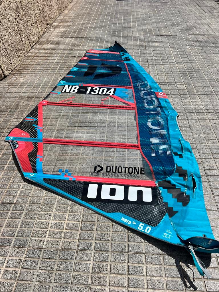 Duotone Warp Fin 5.0 / 5.8 2025 - Zo goed als nieuw, Watersport en Boten, Ophalen, Zo goed als nieuw, Zeil, 5 tot 7 m²