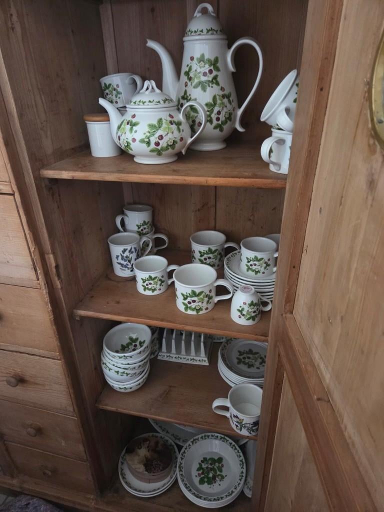 Portmeirion aardbeien servies (groot assorti), Ophalen, Zo goed als nieuw, Overige stijlen, Porselein
