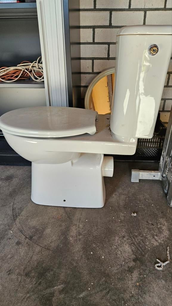 Witte WC met stortbak, Ophalen