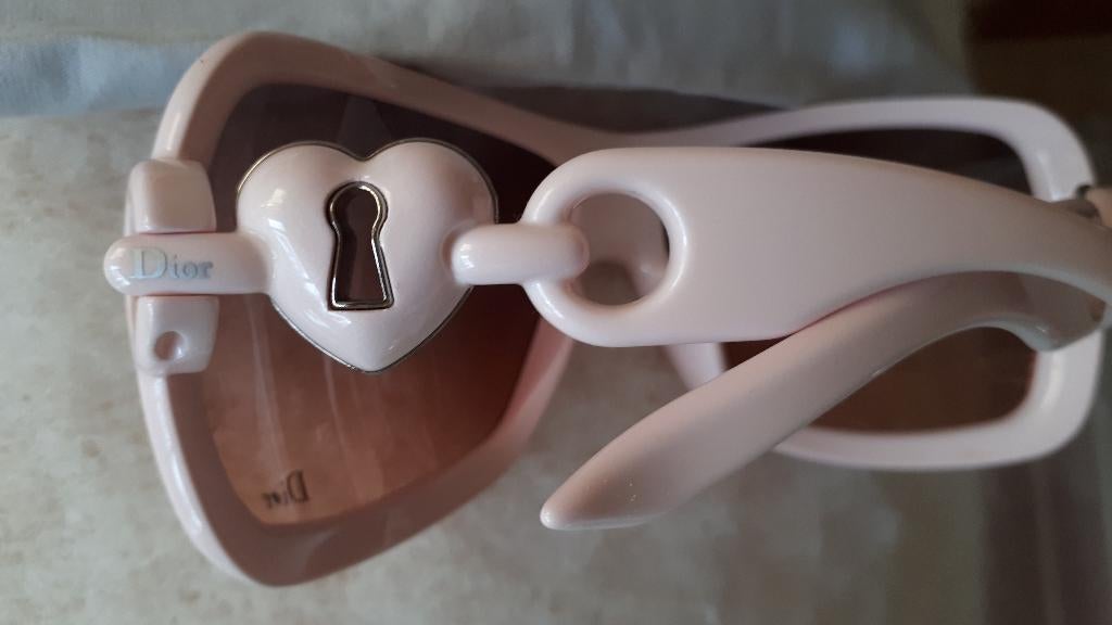 Dior zonnebril met hartjes aan de zijkanten, Ophalen, Zonnebril, Nieuw, Roze