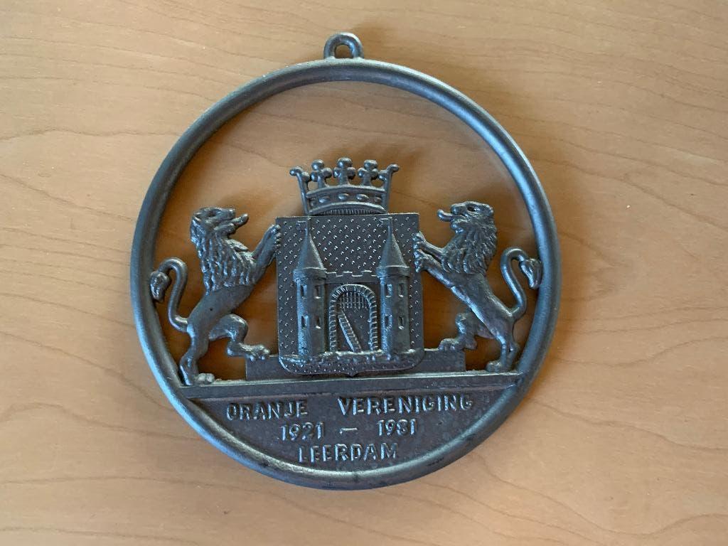 Tinnen hanger Oranjevereniging Leerdam 1921-1981, Ophalen of Verzenden