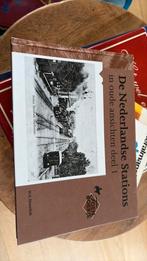 Boek Nederlandse spoorwegen treinen station, Verzamelen, Spoorwegen en Tramwegen, Ophalen of Verzenden, Zo goed als nieuw, Trein