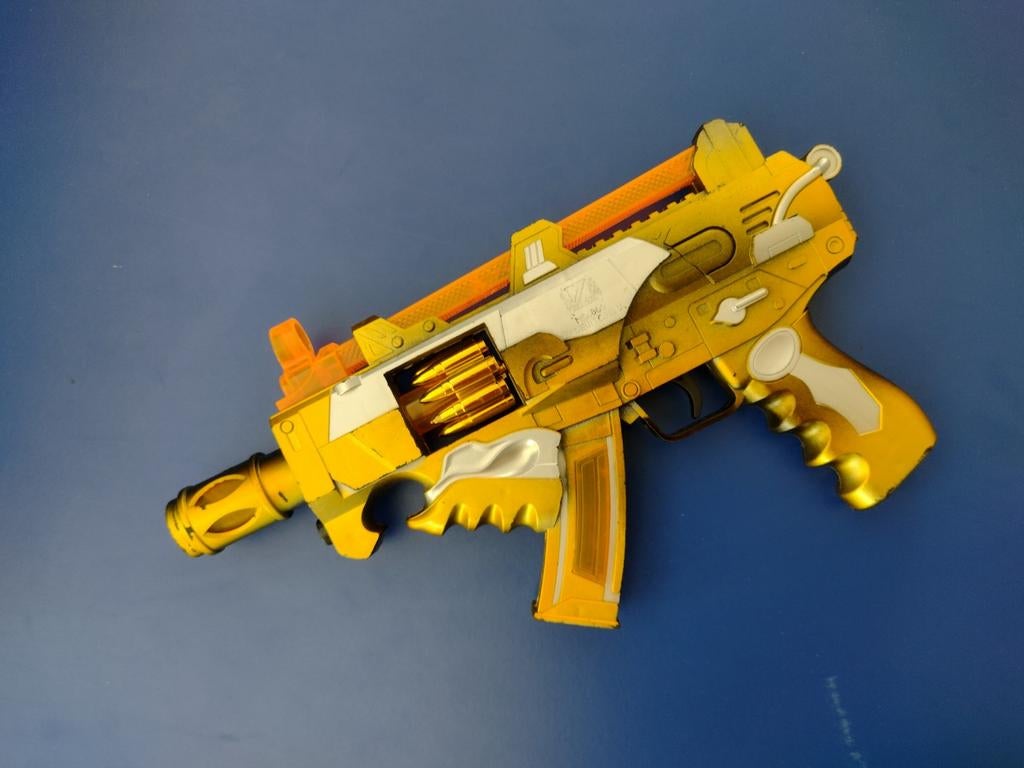 Goudkleurig speelgoedgeweer, met geluid en licht en beweging, Ophalen of Verzenden, Jongen of Meisje