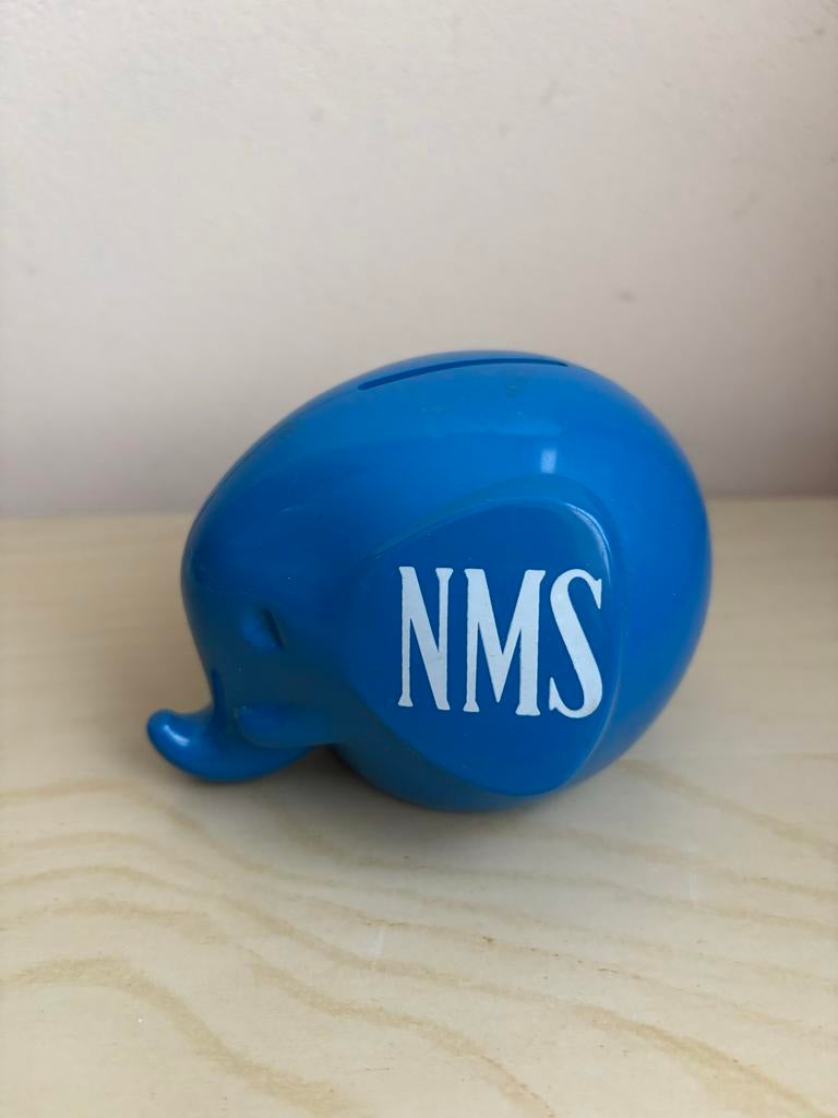 Blauwe olifant spaarpot met 'NMS' logo, Verzamelen, Spaarpotten, Ophalen of Verzenden, Gebruikt, Overige materialen, Dier