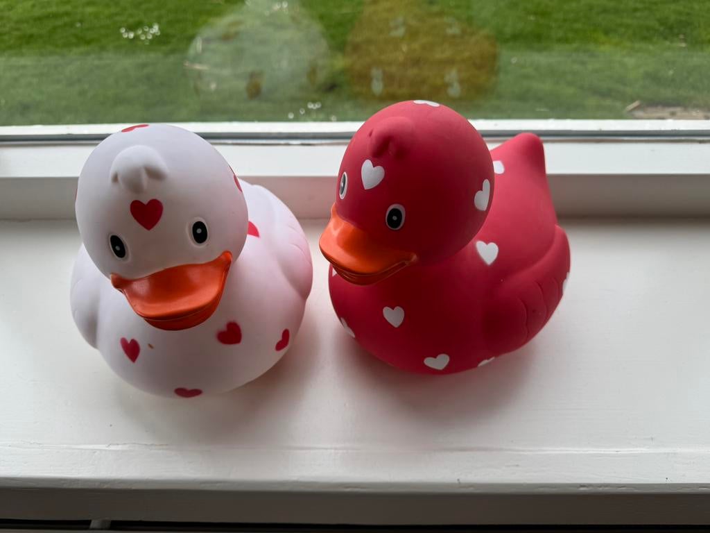 Badeend 2stuks groot rood met hartjes, Kinderen en Baby's, Speelgoed | Badspeelgoed, Ophalen, Zo goed als nieuw