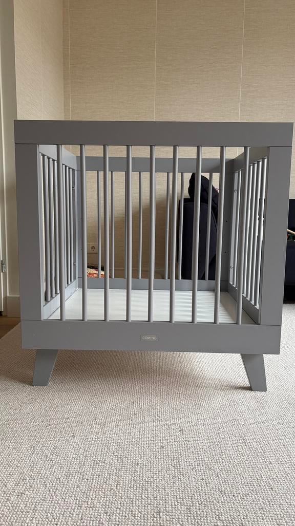 Babybox - Coming Kids - kleur Scandi grijs, Kinderen en Baby's, Boxen, Ophalen, Zo goed als nieuw, Vierkant, In hoogte verstelbaar