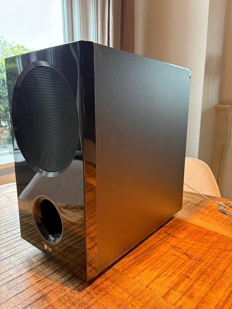 LG bas speaker, Audio, Tv en Foto, Luidsprekers, Subwoofer, Zo goed als nieuw, 120 watt of meer, Ophalen