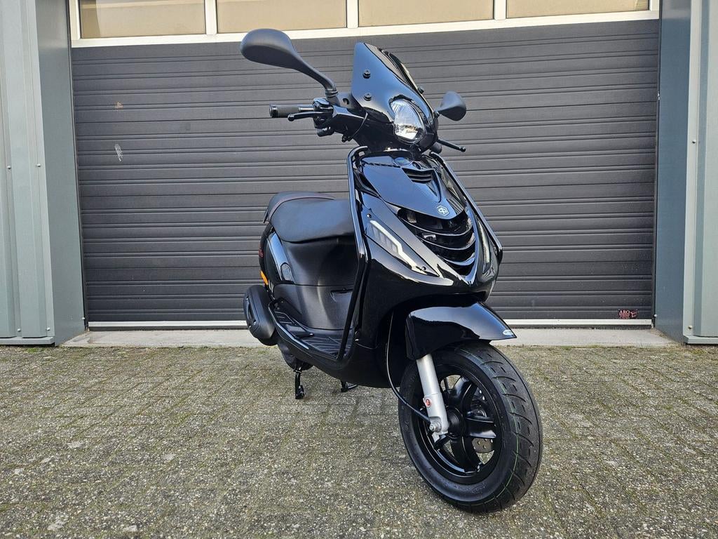 PIAGGIO ZIP 4T E5 BROM 2024 ZWART 4775 KM + OPTIES, Fietsen en Brommers, Scooters | Piaggio, Maximaal 45 km/u, Onbekend, Ophalen of Verzenden