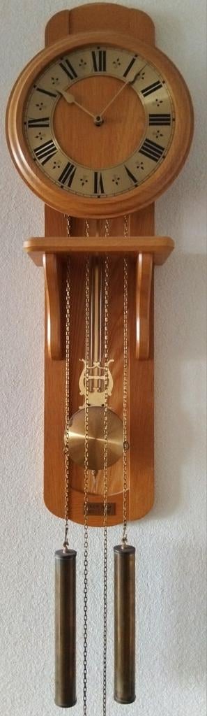 Klassieke wandklok met slinger en gewichten, Ophalen