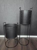 Zwart metalen bloempotten op standaard, Huis en Inrichting, Ophalen, Zo goed als nieuw