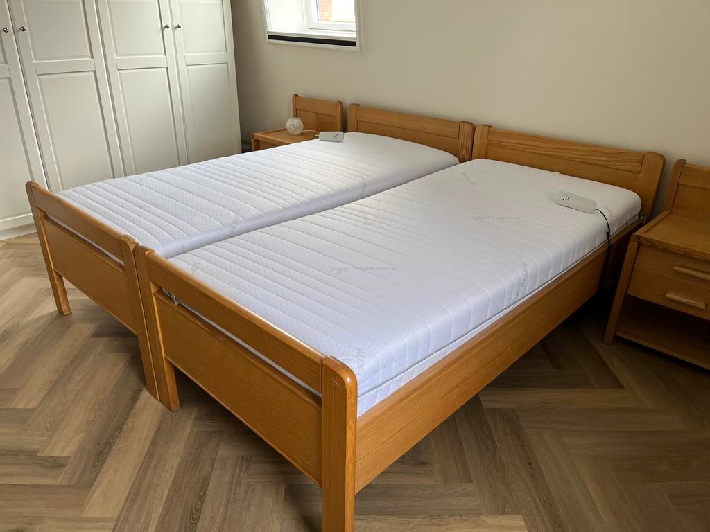 Bedden met elektrisch verstelbare lattenbodem 90x200, Ophalen, Gebruikt, 90 cm, Eenpersoons