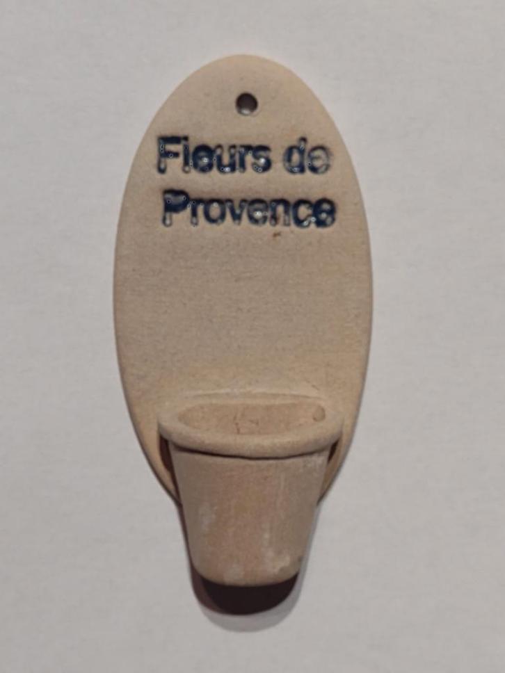 beige muur bloempot tekst ' Fleurs de Provence ' Fennicole, Verzamelen, Poppenhuizen en Toebehoren, Nieuw, Gebruiksvoorwerp, Ophalen