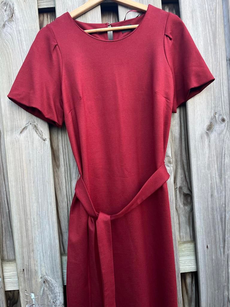 Yessica Premium Bordeauxrode Jurk met Ceintuur, Kleding | Dames, Jurken, Ophalen of Verzenden, Zo goed als nieuw, Rood, Knielengte
