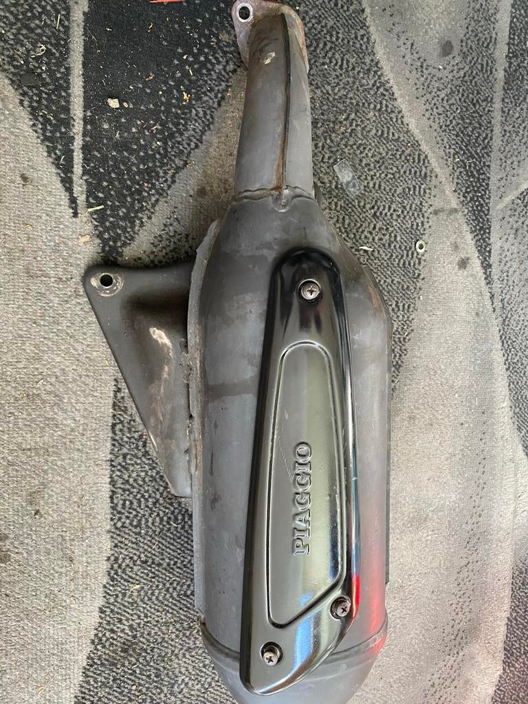 Piaggio 180cc uitlaat - Zeer nette originele staat, Fietsen en Brommers, Brommeronderdelen | Scooters, Ophalen of Verzenden, Gebruikt